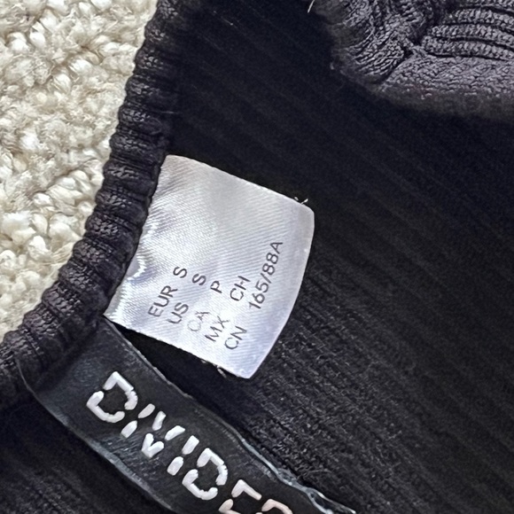 SOLD ‼️ H&M Divided Solid Black fitted Tee‎ Top - Size Small - Picture 6 of 7